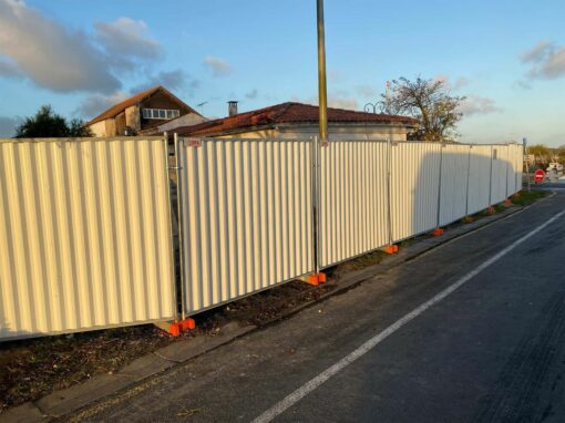 Clôture de chantier installée pour sécuriser un site de travaux et délimiter les accès par Bellet Échafaudage