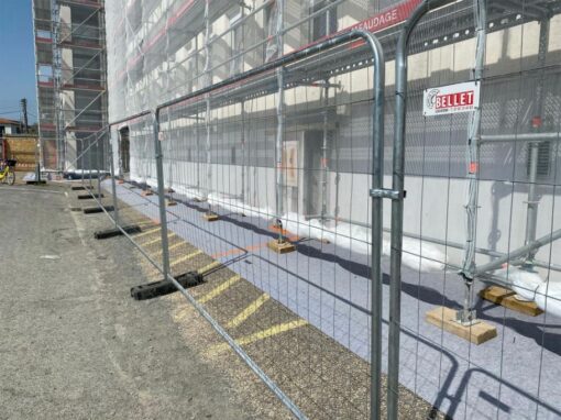 Clôture de chantier installée pour sécuriser la zone de travaux, contrôler les accès et protéger l’environnement du site.