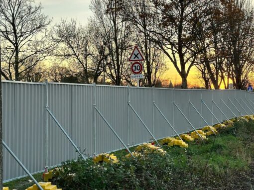 Installation d’une clôture de chantier conforme pour sécuriser les travaux, organiser les accès et protéger l’environnement immédiat du chantier.