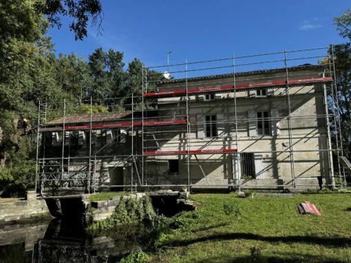 Échafaudage de façade installé pour des travaux de rénovation sur un bâtiment ancien par Bellet Échafaudage